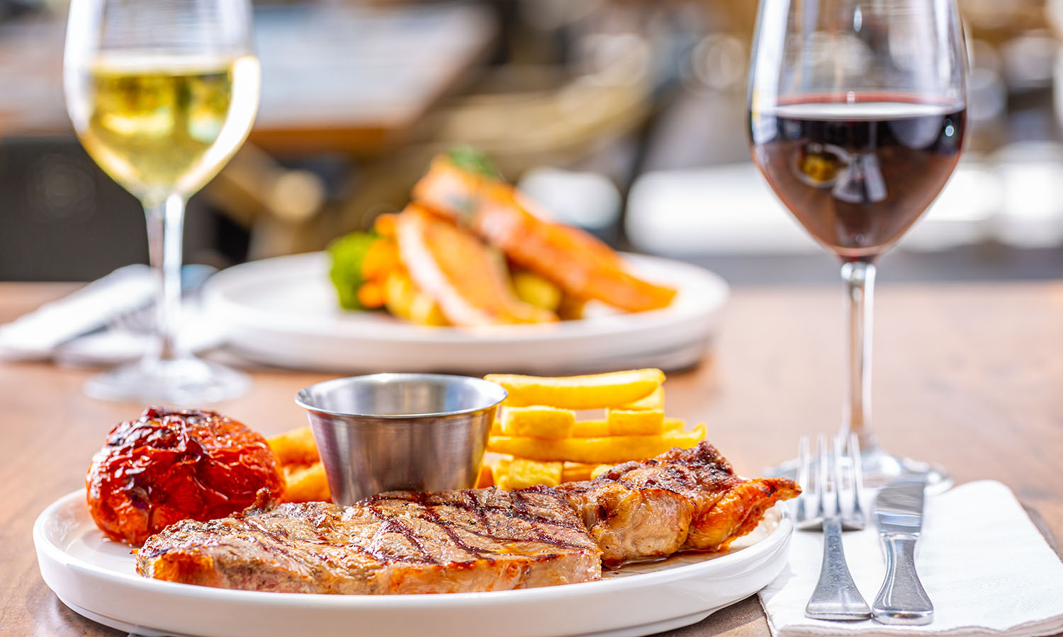 Delicioso entrecote servido con tomate grillé y patatas fritas